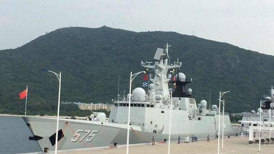 中國海軍艦艇編隊(duì)12日上午從三亞起航，參加“和平友誼-2015”中馬兩軍首次實(shí)兵聯(lián)演。