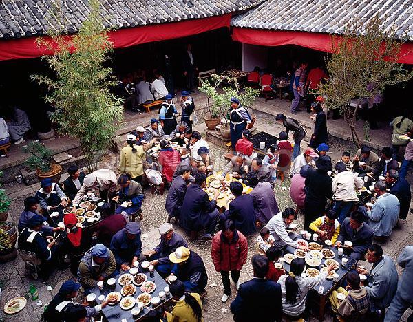 貴州畢節(jié)織金縣板橋鄉(xiāng)政府公職人員在整頓村民亂辦酒席時，雙方發(fā)生沖突并互有出手。