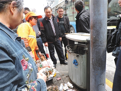 四川達州市通川區(qū)一垃圾桶，被搶槍支在此被找到。