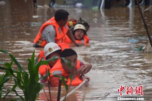 資料圖：6月20日，貴州省黔西南州暴雨成災(zāi)。圖為消防員抗洪救人?！∏髂舷?攝