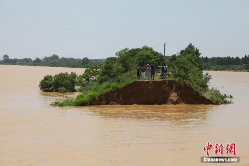 資料圖：6月21日，江西鄱陽縣濱田水庫泄洪道河堤(濱田河)潰口現(xiàn)場。 王劍 攝