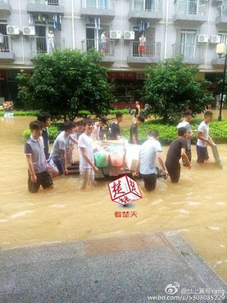 武漢暴雨 高校男生集體為女大學生送飯