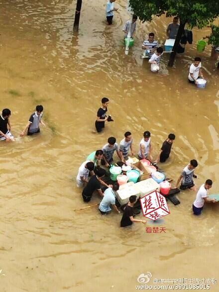 武漢暴雨 高校男生集體為女大學生送飯