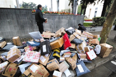 2015年11月19日，江蘇省南京市，河海大學(xué)校園外的路上大堆的快遞。圖/視覺中國