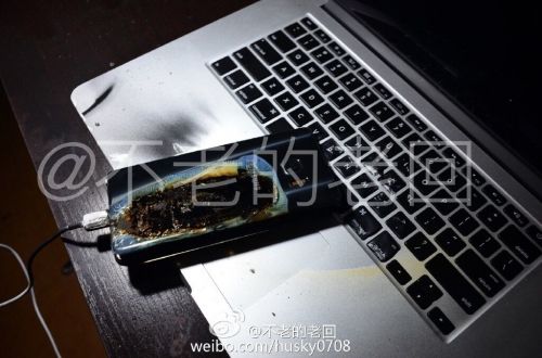 根據(jù)圖片來看，蘋果MacBook Pro筆記本觸控面板左邊部分被熏黑，而且該網(wǎng)友也提供了充電設(shè)備，就是三星Note 7原裝充電器。