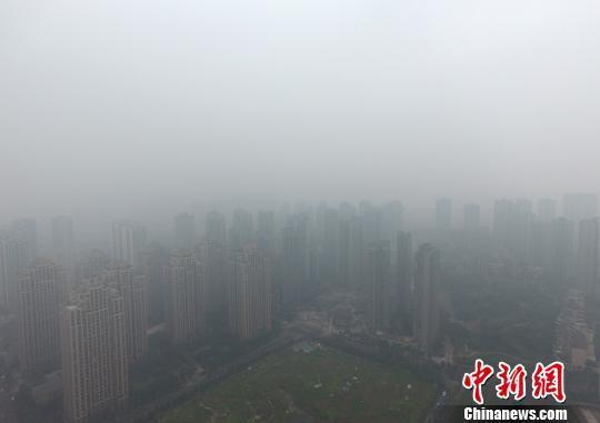  1月5日，重慶主城上空一片灰蒙蒙。