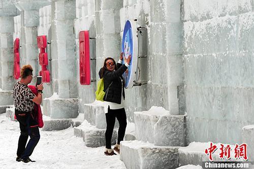 1月28日，遼寧沈陽(yáng)，游客在冰雪大世界游玩。中新社記者 于海洋 攝