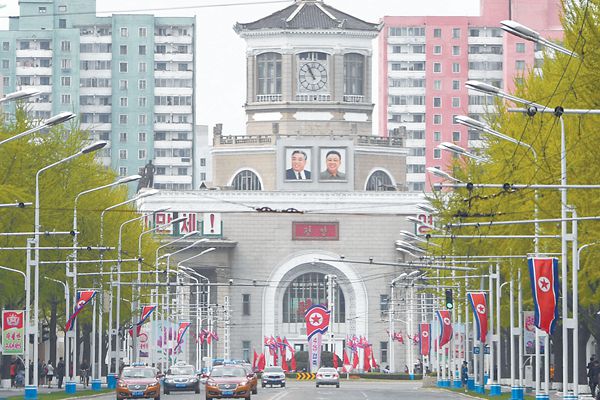 4月25日是朝鮮人民軍建軍85周年紀念日。圖為24日的平壤街頭。