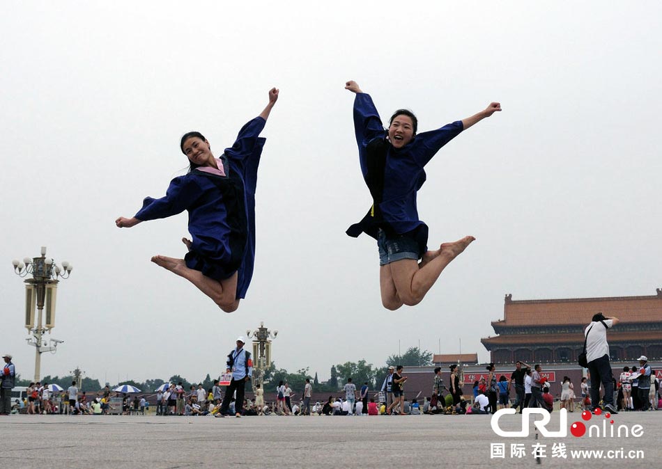 幾名打?qū)W生天安門(mén)廣場(chǎng)創(chuàng)意留影。圖片來(lái)源：金聞/CFP