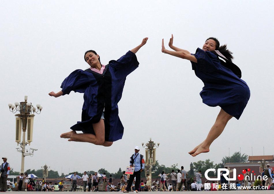 幾名打?qū)W生天安門(mén)廣場(chǎng)創(chuàng)意留影。圖片來(lái)源：金聞/CFP