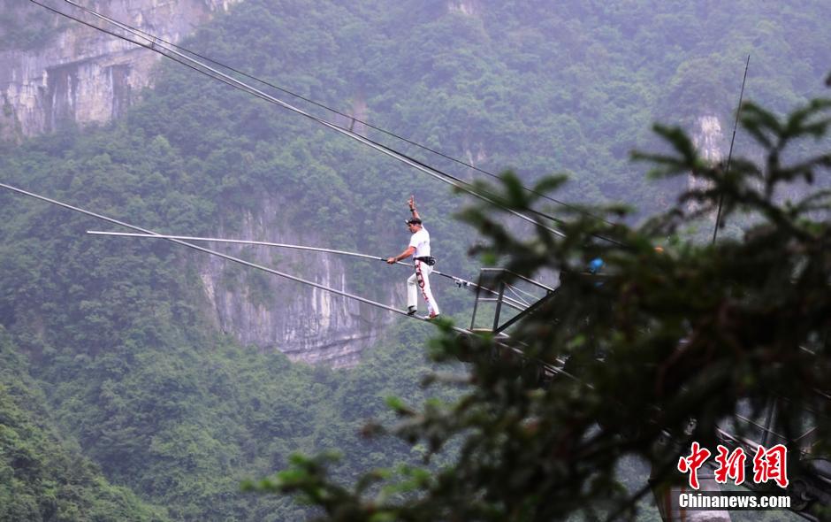 歐洲高空王再戰(zhàn)張家界天門山索道 中途放棄