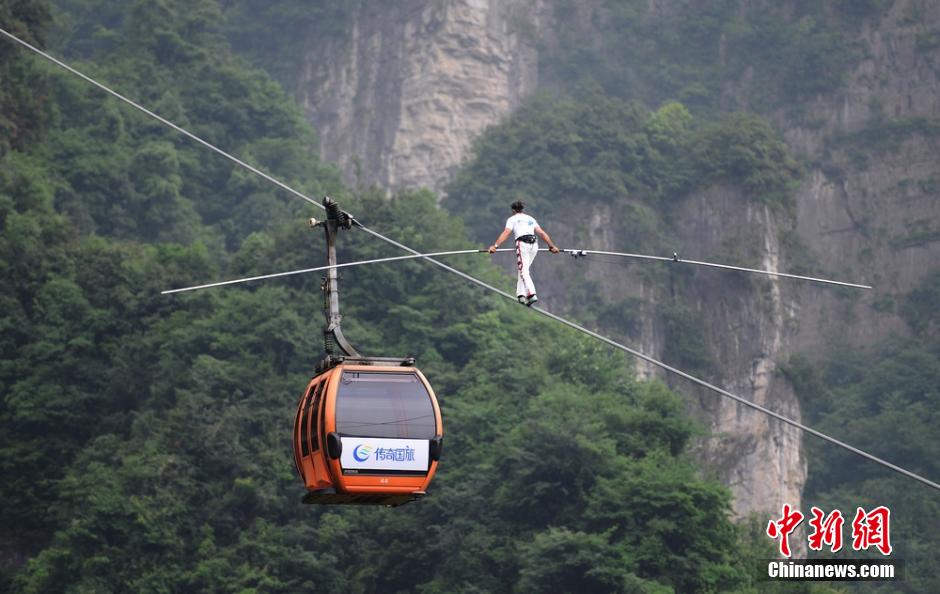 歐洲高空王再戰(zhàn)張家界天門山索道 中途放棄