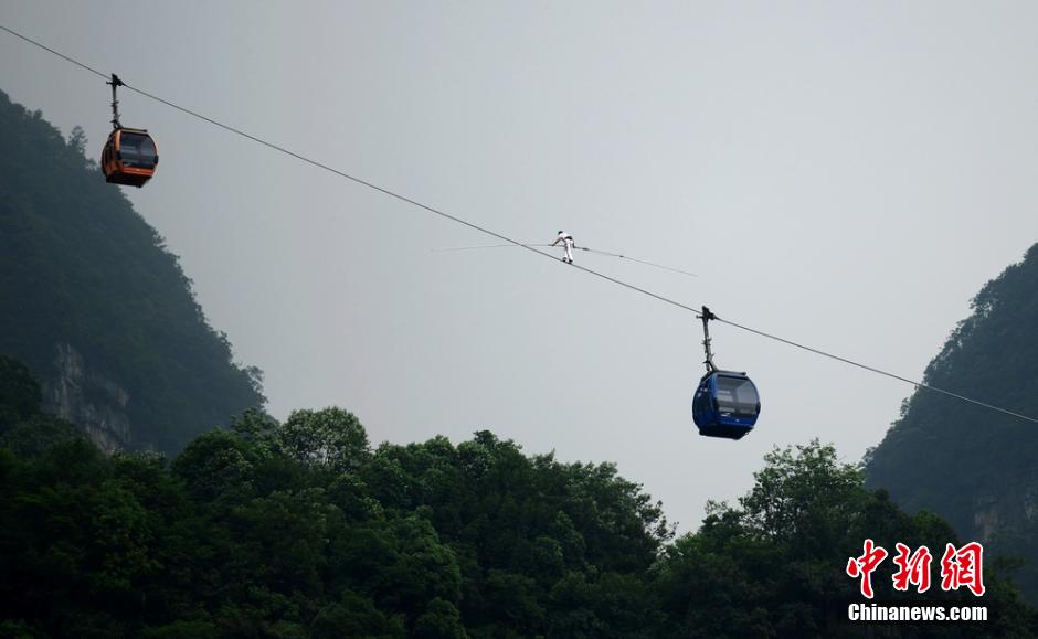 歐洲高空王再戰(zhàn)張家界天門山索道 中途放棄