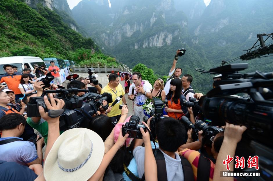 歐洲高空王再戰(zhàn)張家界天門山索道 中途放棄