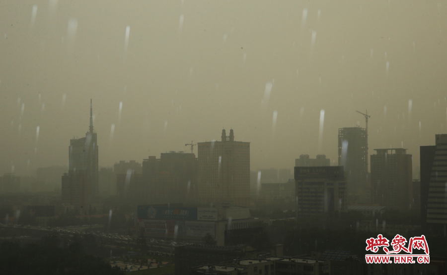 17時(shí)29分,鄭州強(qiáng)降雨,紫荊山附近的市民真切地感受到了什么叫大雨傾盆。