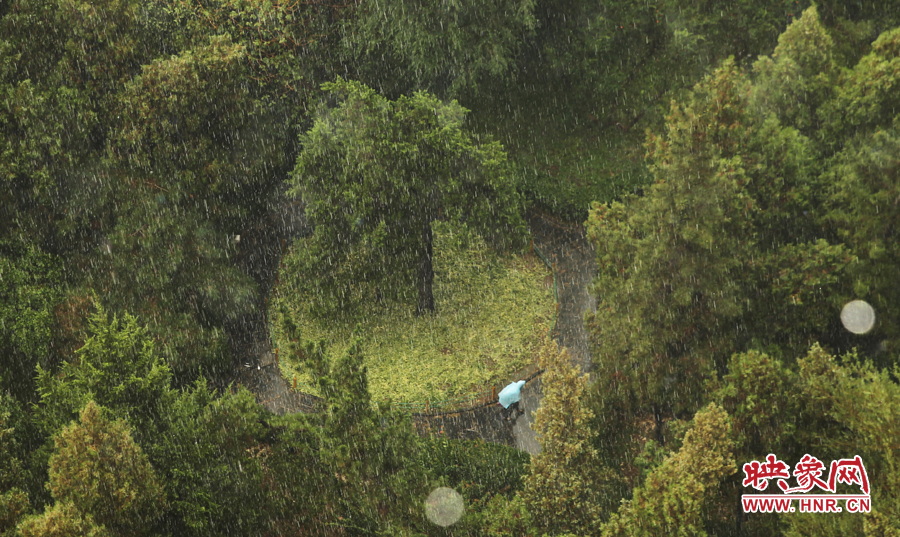 17時(shí)25分,鄭州強(qiáng)降雨,紫荊山附近的市民真切地感受到了什么叫大雨傾盆。