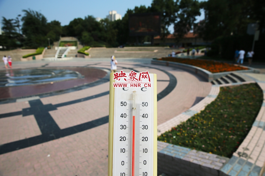 7月8日下午，紫荊山公園氣溫為39度（溫度計懸空測量），相比人防納涼處高14度。