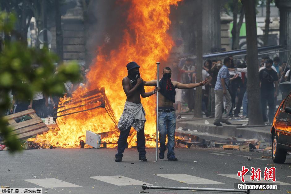 法國多地爆發(fā)反以游行