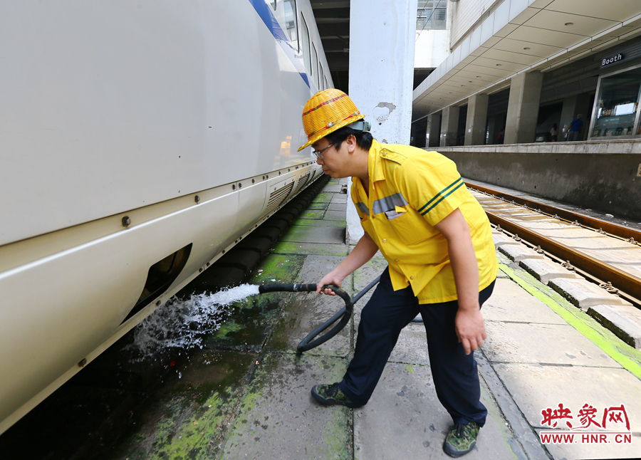 高溫下的河南表情之二:鄭州火車站上水工