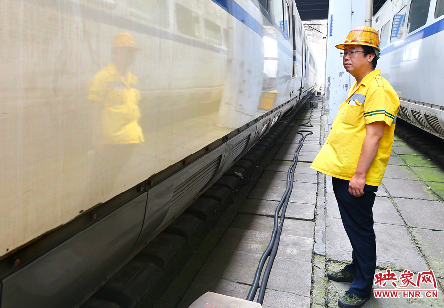 高溫下的河南表情之二:鄭州火車站上水工