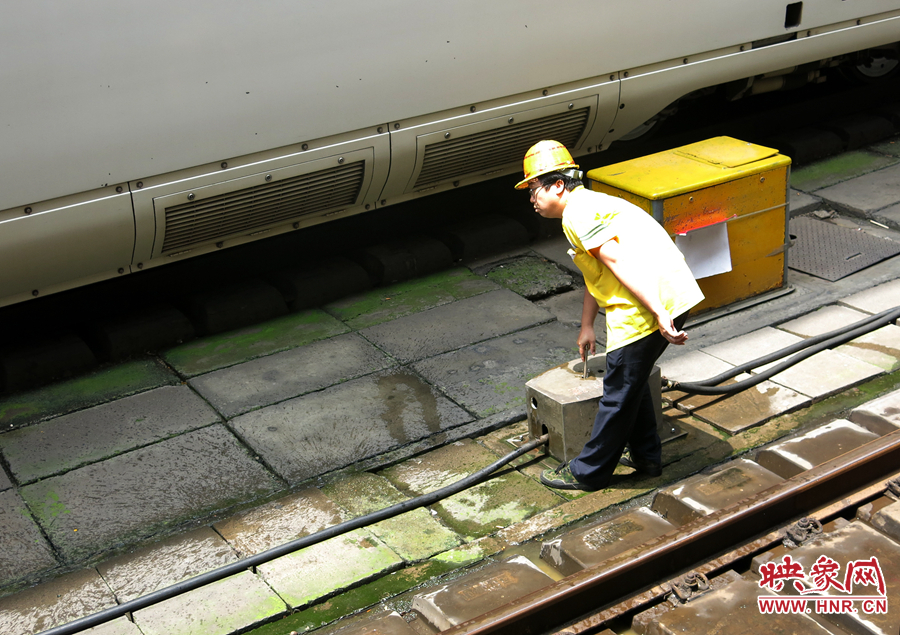 高溫下的河南表情之二:鄭州火車站上水工