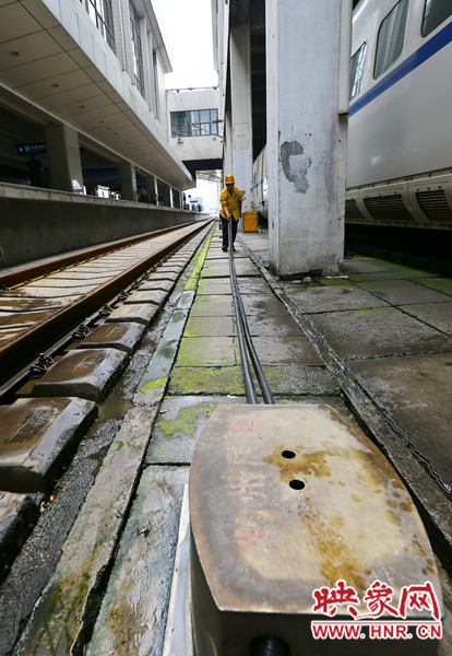 高溫下的河南表情之二:鄭州火車站上水工