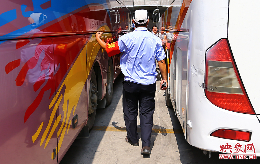 在車場指揮了十來分鐘，調(diào)度員的后背已被汗水浸透