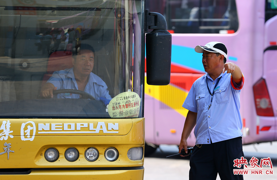 車場內(nèi)眾多汽車發(fā)動機的噪音，使得調(diào)度員和司機交流都需要加大音量