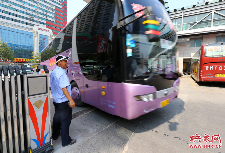 車場內(nèi)車輛順暢時，調(diào)度員還要在門口迎車指揮