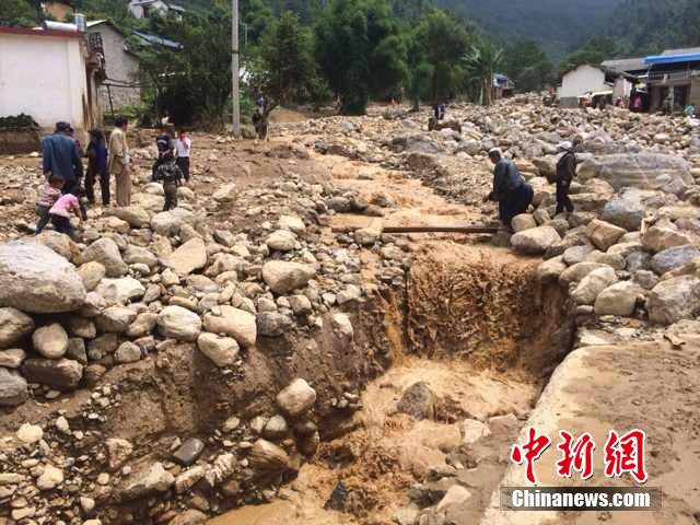 7月28日,云南省保山市隆陽區(qū)瓦房鄉(xiāng)喜坪村上坪小組發(fā)生山洪災(zāi)害,造成3戶人家9人被沖走。