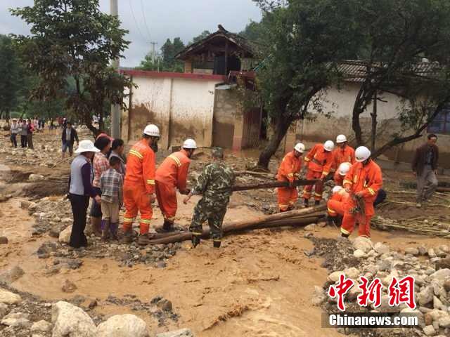 7月28日,云南省保山市隆陽區(qū)瓦房鄉(xiāng)喜坪村上坪小組發(fā)生山洪災(zāi)害,造成3戶人家9人被沖走。