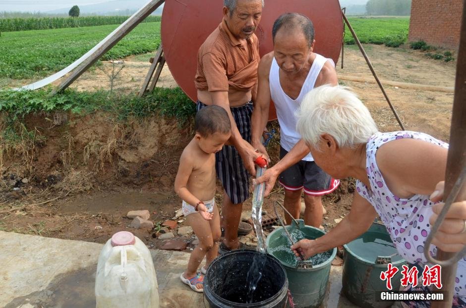 逾1200位村民只能依靠當(dāng)?shù)厮块T新打的一口深80米的機(jī)井取水飲用。