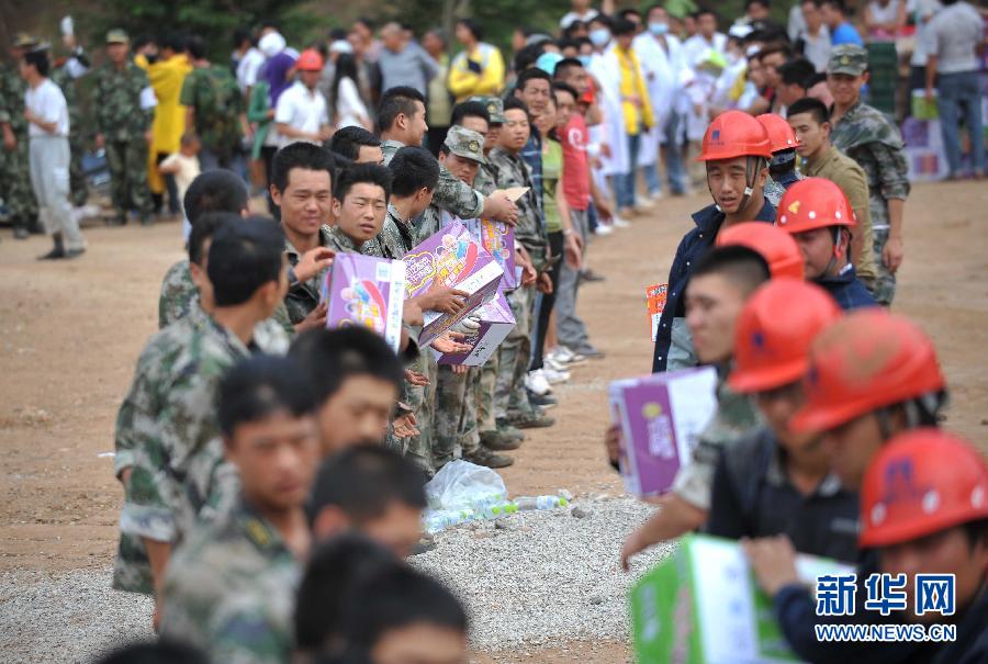 8月5日，在魯?shù)榭h龍頭山鎮(zhèn)，當(dāng)?shù)孛癖D(zhuǎn)運從直升機上卸載的救災(zāi)物資。