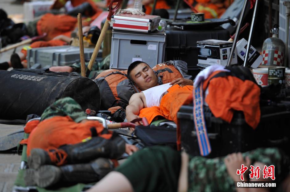 8月6日，龍頭山鎮(zhèn)，疲倦的救援官兵席地而眠。