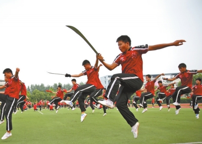 7月1日學(xué)員乘坐20多輛大巴奔赴南京適應(yīng)場地和排練節(jié)目,每天武術(shù)基本功訓(xùn)練必不可少。