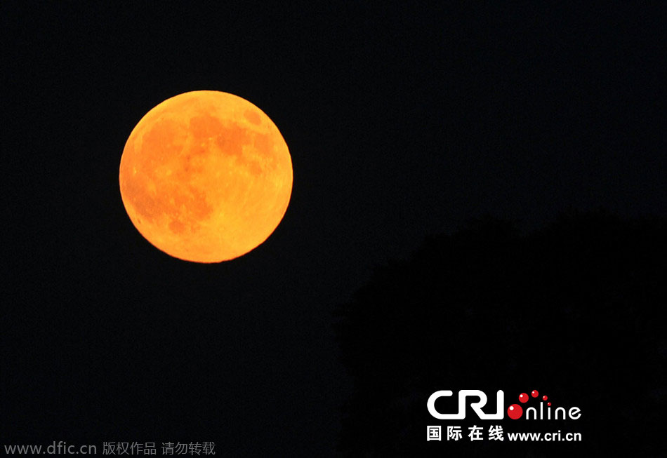 8月10日晚，一輪金燦燦的大月亮在遼寧省大連市東方升起。圖片來源：劉德斌/東方IC