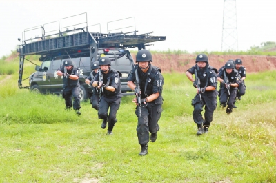 在拍攝現(xiàn)場(chǎng)，特警隊(duì)員下車后快速出擊。記者張琮攝影