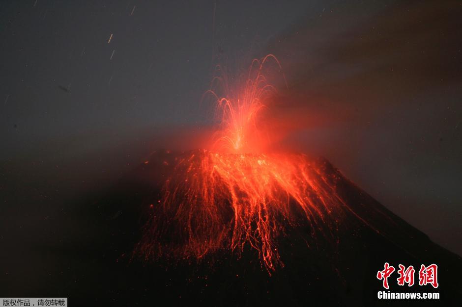 當(dāng)?shù)貢r(shí)間8月24日，厄瓜多爾通古拉瓦火山噴發(fā)，熔巖噴出宛如末世。