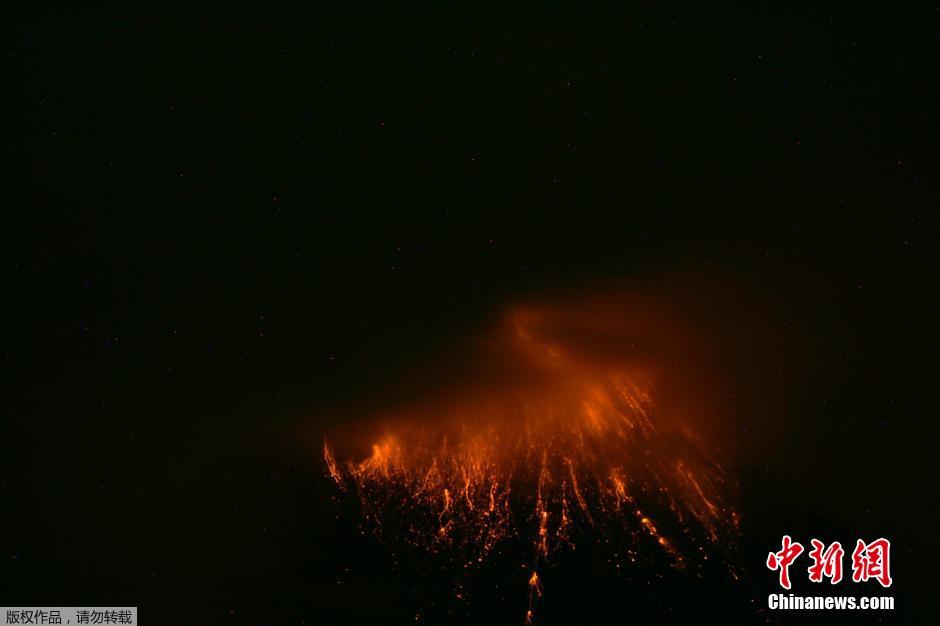 當(dāng)?shù)貢r(shí)間8月24日，厄瓜多爾通古拉瓦火山噴發(fā)，熔巖噴出宛如末世。