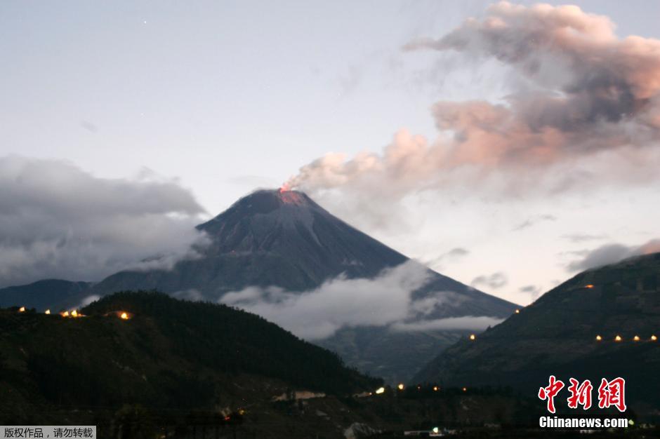 當(dāng)?shù)貢r(shí)間8月24日，厄瓜多爾通古拉瓦火山噴發(fā)，熔巖噴出宛如末世。