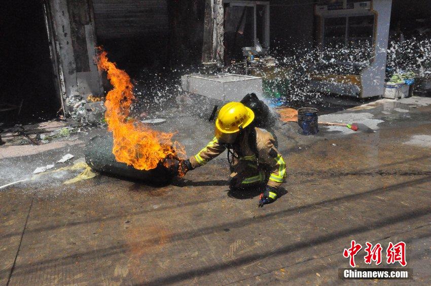 浙江溫州飯攤起火 消防員搶“定時(shí)炸彈”