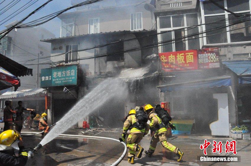 浙江溫州飯攤起火 消防員搶“定時(shí)炸彈”