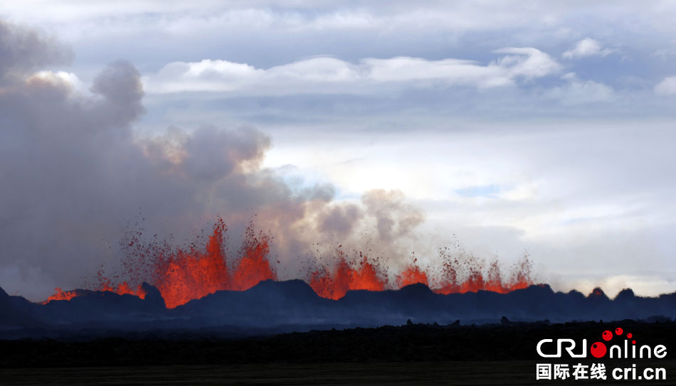 冰島火山出現(xiàn)新裂縫再度噴發(fā) 發(fā)布紅色預(yù)警