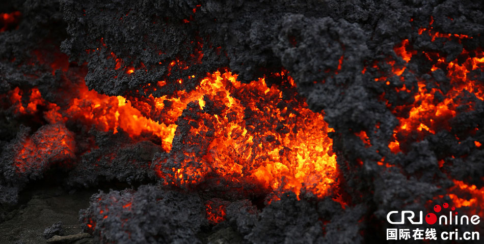 冰島火山出現(xiàn)新裂縫再度噴發(fā) 發(fā)布紅色預(yù)警