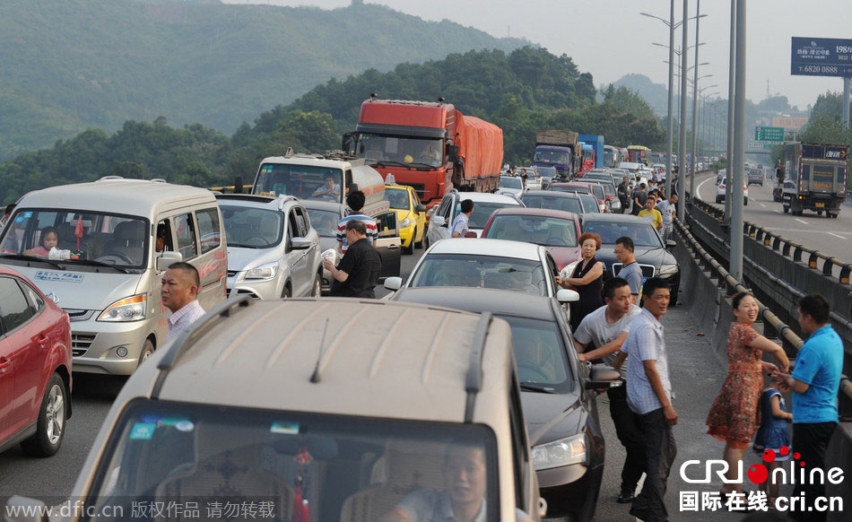 中秋假期又見高速路擁堵 乘客紛紛下車休息