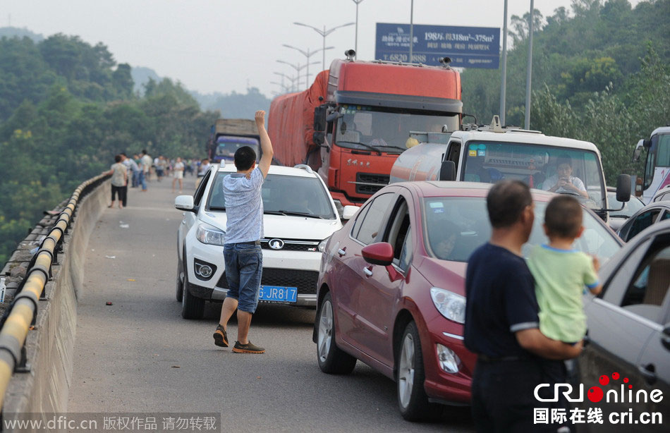 中秋假期又見高速路擁堵 乘客紛紛下車休息