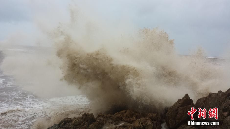 臺風“鳳凰”登陸浙江 狂風掀起巨浪