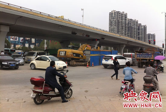 此次塌陷位于鄭州市西三環(huán)與中原路交叉口東側(cè)路西，對交通影響明顯。