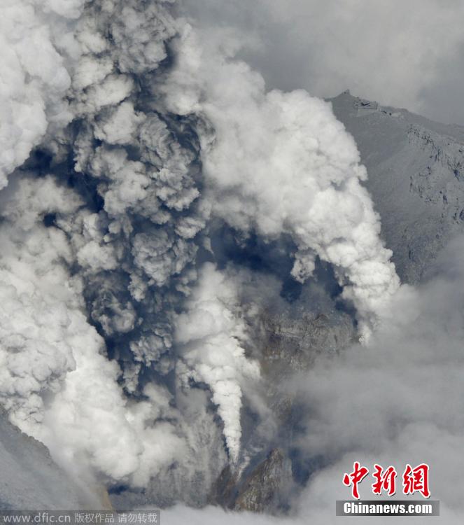 當?shù)貢r間2014年9月27日，日本中部御岳山發(fā)生噴發(fā)，或已造成數(shù)人受傷。