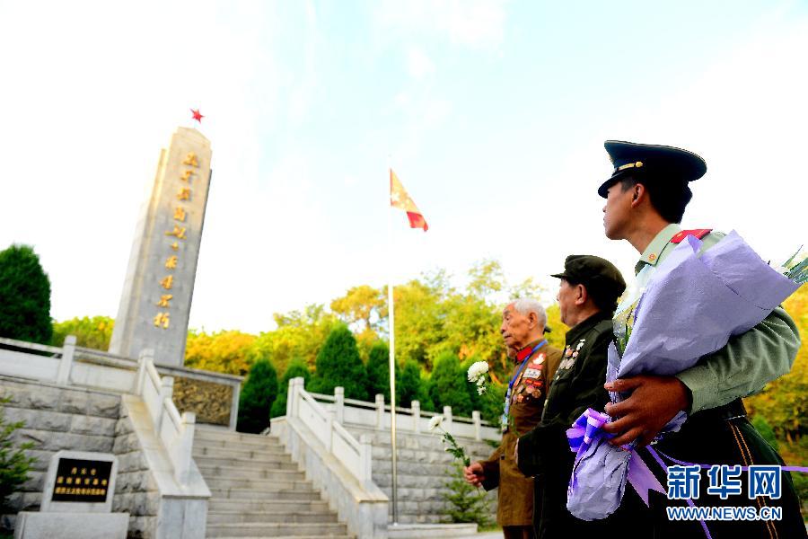 9月29日，在遼寧丹東抗美援朝烈士陵園，來自全國(guó)各地的革命老戰(zhàn)士及家屬向抗美援朝烈士紀(jì)念碑獻(xiàn)花。